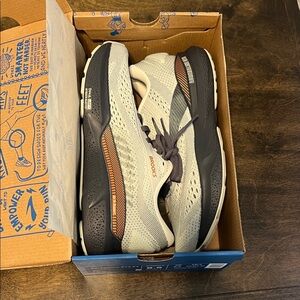 NEW in box. Women’s 8.5 Brooks adrenaline GTS 24